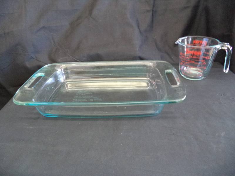lot 2073 image: Pyrex- 9 x13 Baking and Measuring Cup