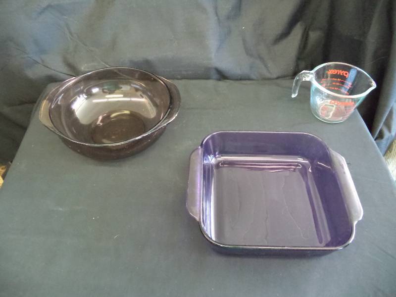 lot 2074 image: 3 Piece Pyrex