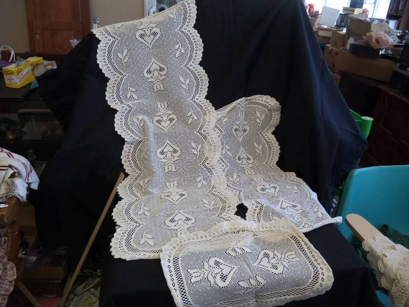 lot 2085 image: Lace Dollie Lot of 6