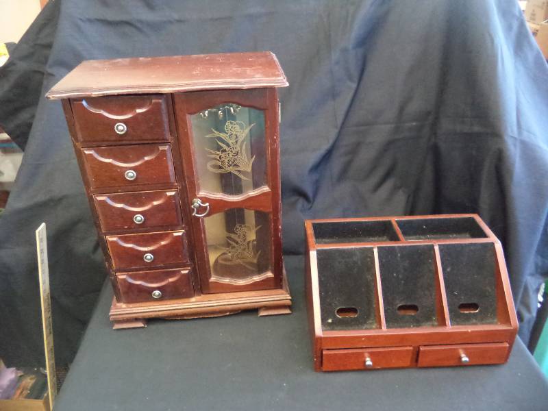 lot 2093 image: Jewelry Box and Valet