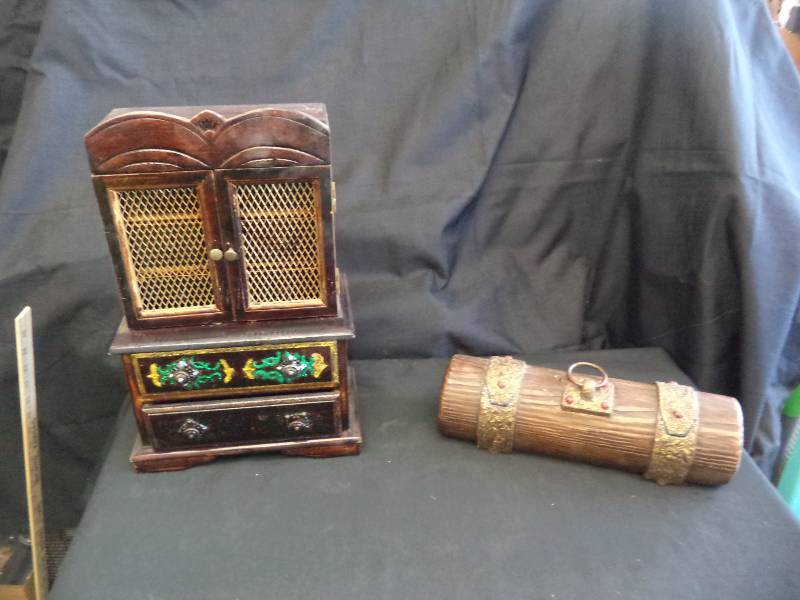 lot 2094 image: Jewelry Box lot- 1 Shaped Like A Log