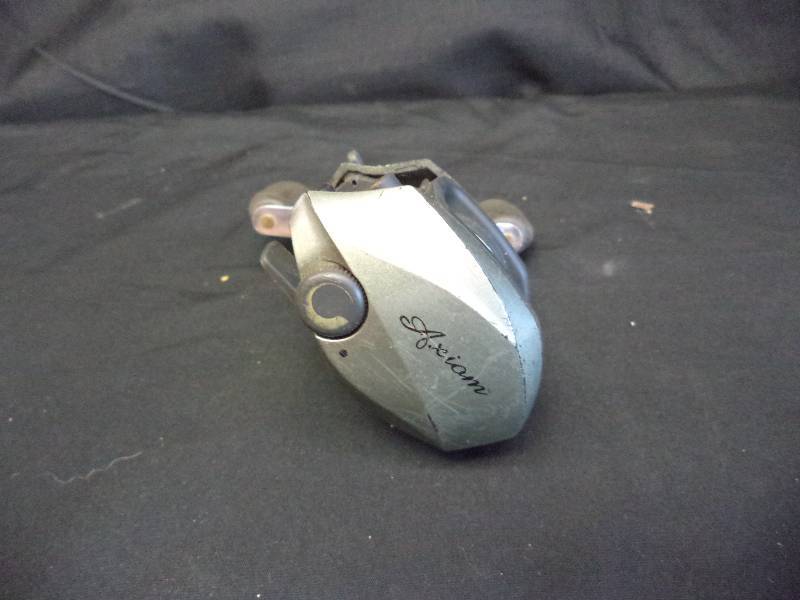 lot 2102 image: Baitcaster Style Fishing Reel