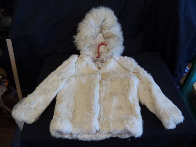lot 2110 image: Caravelle Fine Fur Coat-  WOW