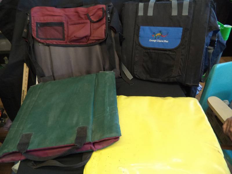 lot 2117 image: 4- Stadium Seats and Cushion