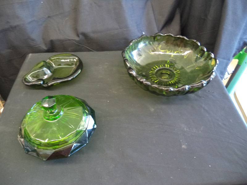 lot 2147 image: Green Glass Lot of 4 Vintage Pieces