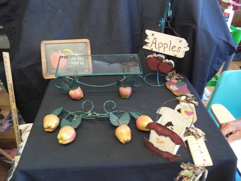 lot 2162 image: Decor Lot- Apples