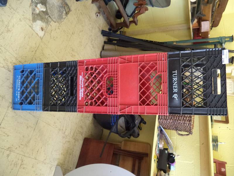 lot 2190 image: 5 Milk  Crates
