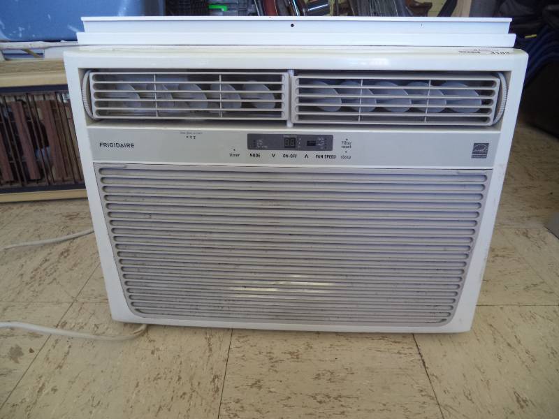 lot 2183 image: 220 AC  18000 BTU  Blows COLD   2-3 Years Old  Rarely Used