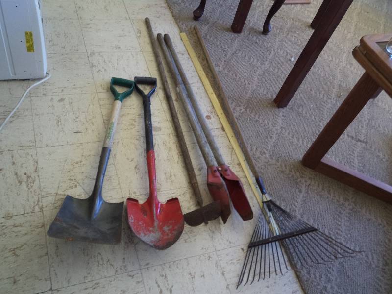 lot 2181 image: Shovels  Hoe Rake Post Hole Digger