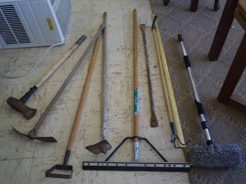 lot 2180 image: 5 Long Handled Yard Tools