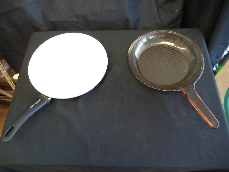 lot 2175 image: 10 Inch Skillets