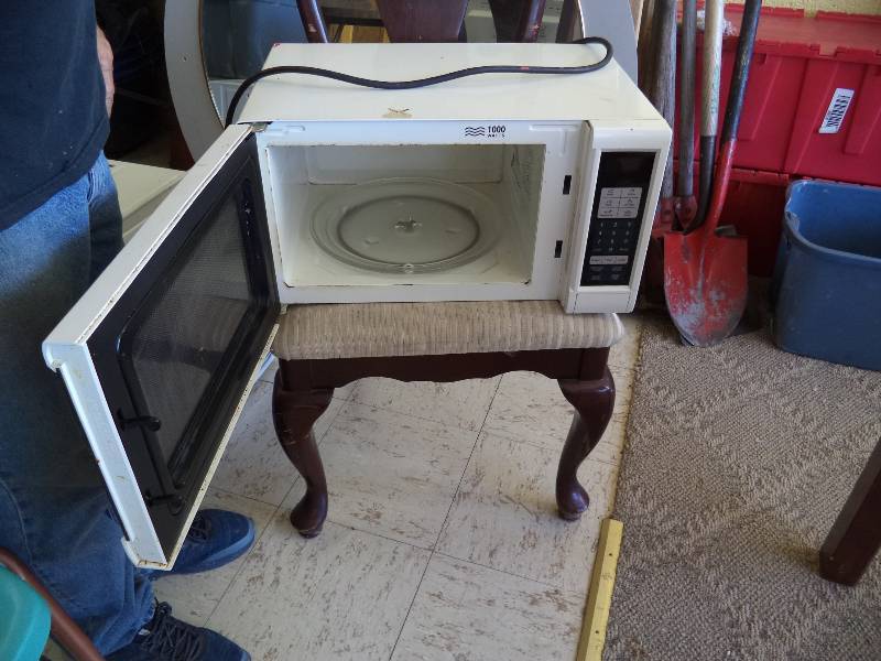 lot 2179 image: 1000 Watt Microwave