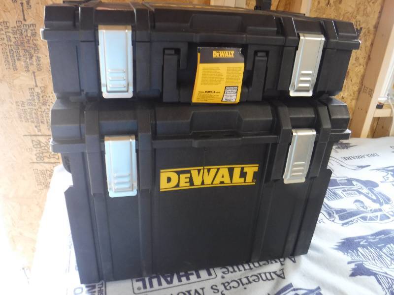 lot 1018 image: dewalt stackable tool box