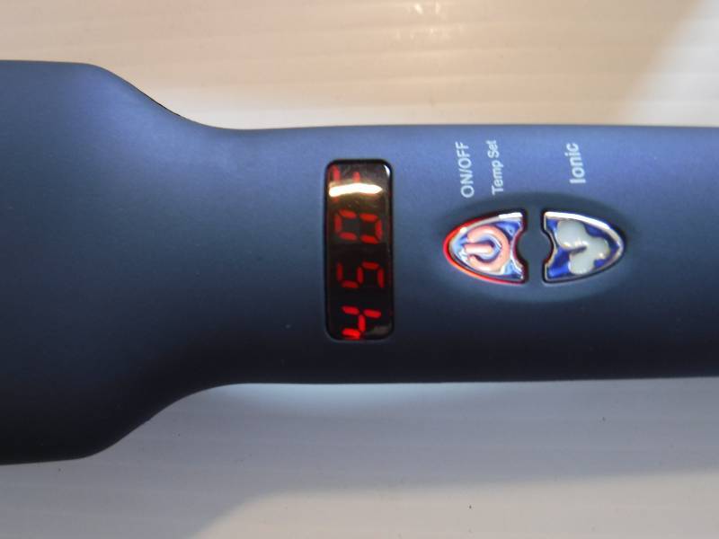 lot 1043 image: ionic hair straightener