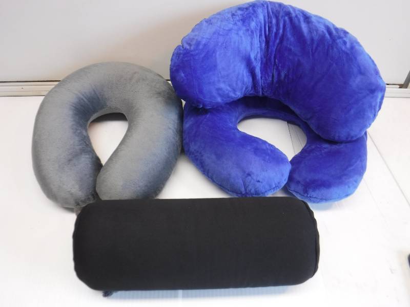 lot 1105 image: travel pillows