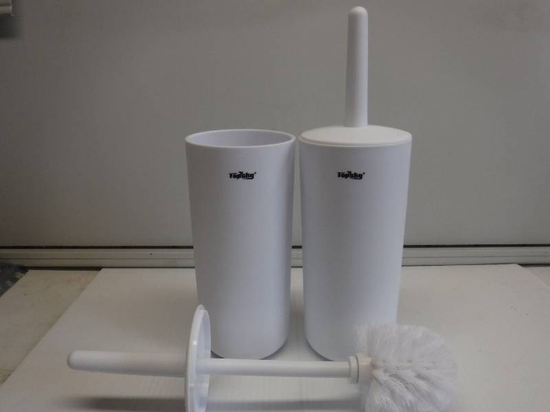 lot 1108 image: bathroom brush set