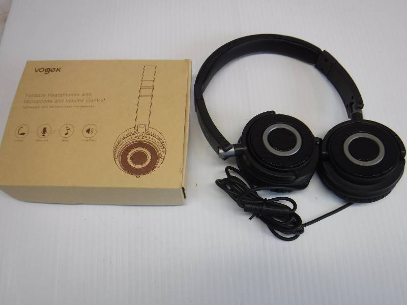 lot 1115 image: headphones