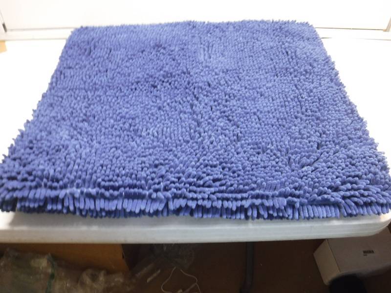 lot 1157 image: Bathroom Rug