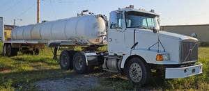lot 30 image: 1995 Volvo WCA VE D12 Semi with Only 337K Miles Clean Clear Title - 6x4 Drive - 374HP - Tires in Great Condition - Manual Transmission w Creep Gear- Sliding 5th Wheel - Gooseneck Ball Hitch