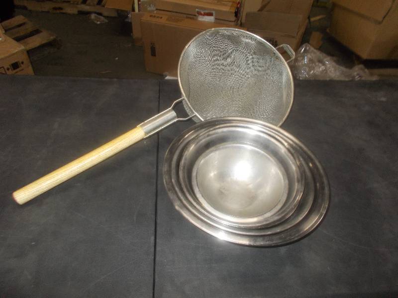lot 7170 image: mixing bowls and strainer
