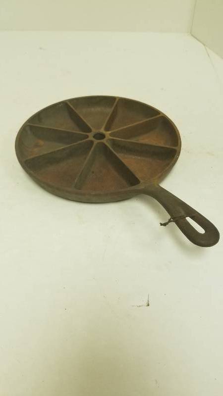 lot 1276 image: Very Cool Cast Iron Cornbread Pan - Unique