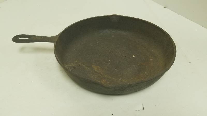 lot 1277 image: Cast Iron #8 Pan 10 58