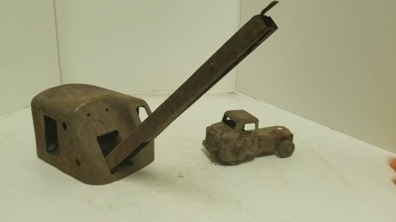 lot 1283 image: Old Metal Toy Crane