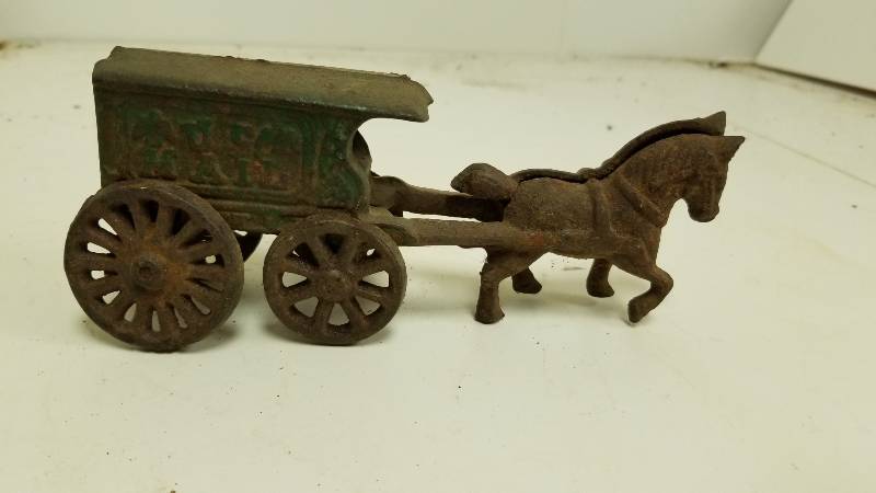 lot 1318 image: Cast Iron Horse and Buggy