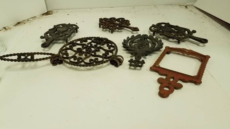 lot 1324 image: Lot of old iron trivets