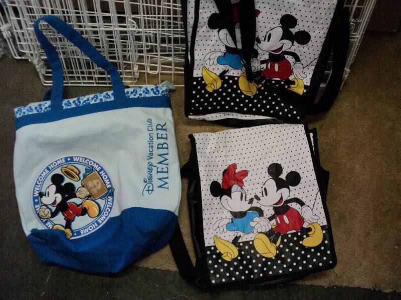 lot 1018 image: (3) CT lot Disney tote bags