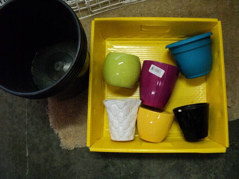 lot 1022 image: (11) CT mixed lot flower pots,  (6)small ceramic (5) black plastic