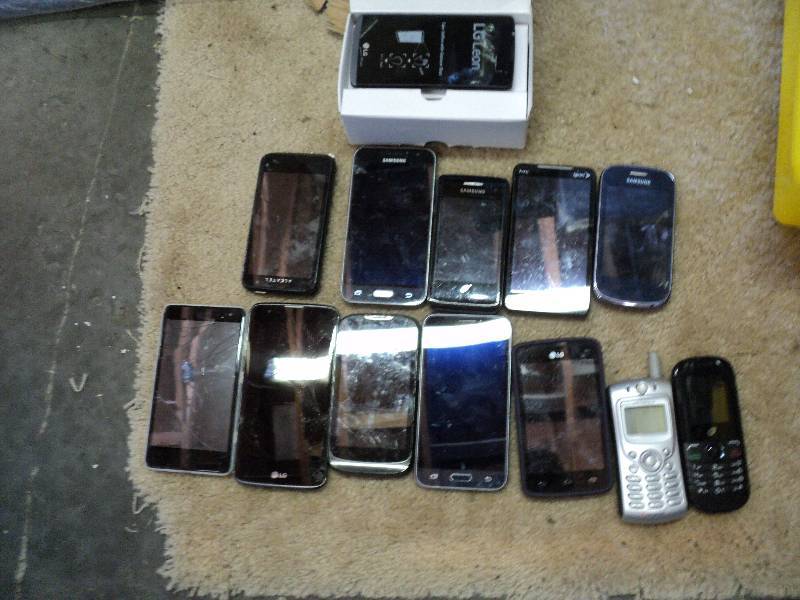 lot 1033 image: (13) CT lot cell phone parts