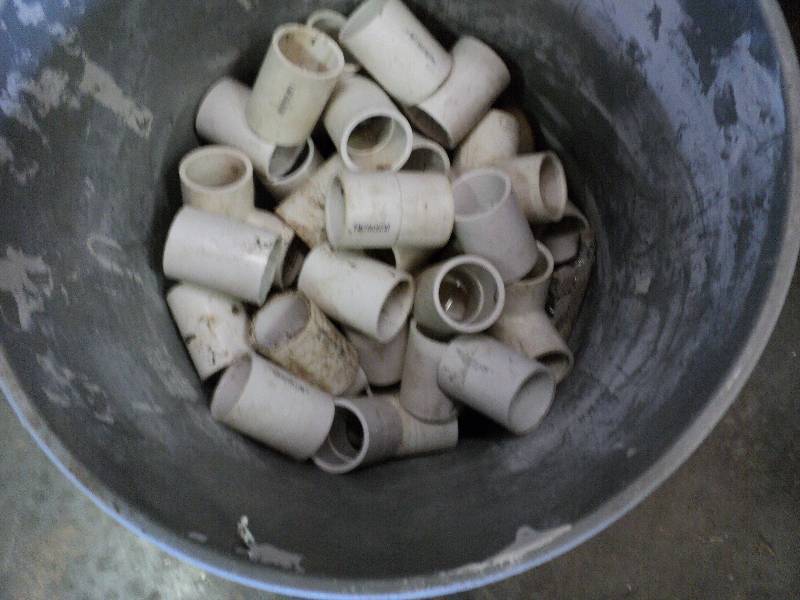 lot 1043 image: lot of PVC fittings in a 5 gallon bucket
