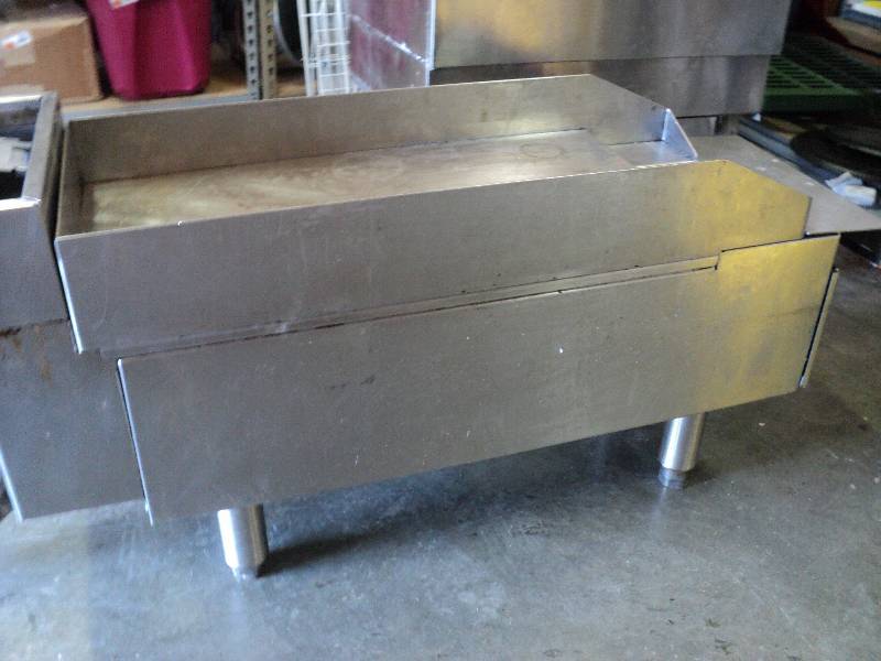 lot 1045 image: Southbend 24 x 12 natural gas flat top grill