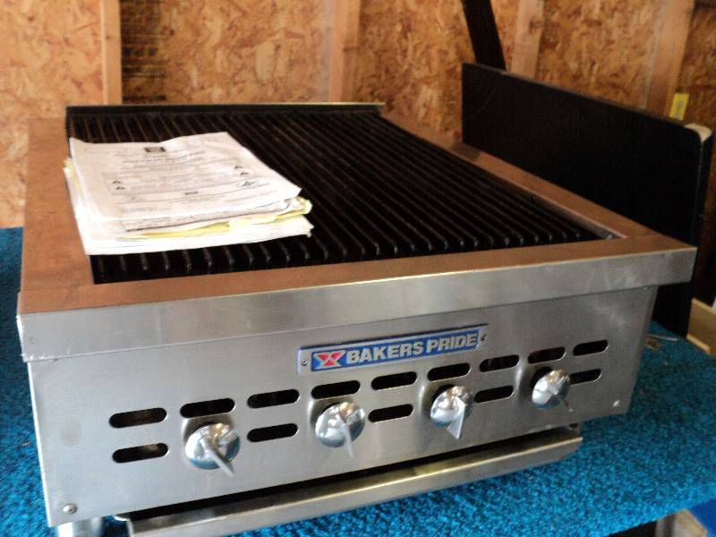 lot 1048 image: Bakers Pride gas chat broiler,  20 x 24 cooking surface.