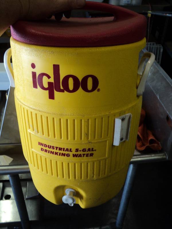 lot 1102 image: 5 gallon Igloo drink cooler