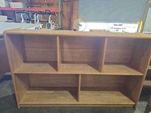 lot 47137 image: Oak Wood 5-Compartment Storage Bookshelf