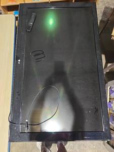 lot 47157 image: LG 55-inch LCD TV Model 55LD520C