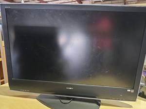 lot 47158 image: Sony Bravia LCD TV Model KDL-46S2010 Digital Color Television
