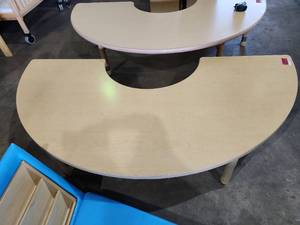 lot 47326 image: Semicircular Toddler Table with Adjustable Legs