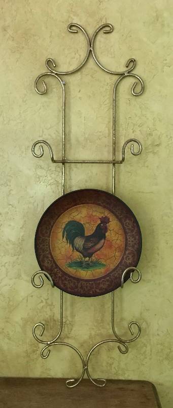 lot 1000 image: Three Plate Rack and decorative Rooster Plate