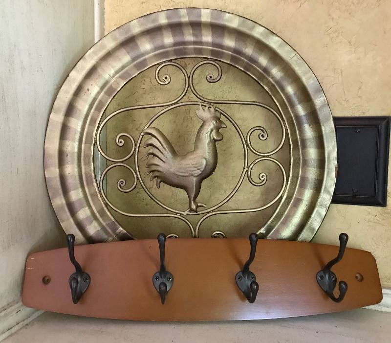 lot 1002 image: Metal Rooster Wall dcor (16 across) and 18 Wall Hook