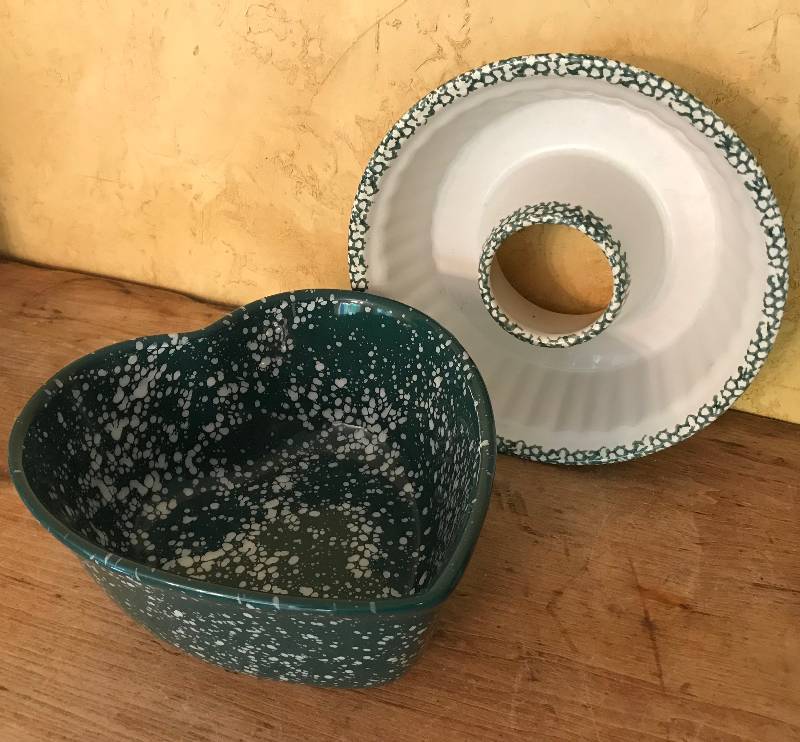 lot 1006 image: Green speckled ceramic heart bowl and angel food cake pan