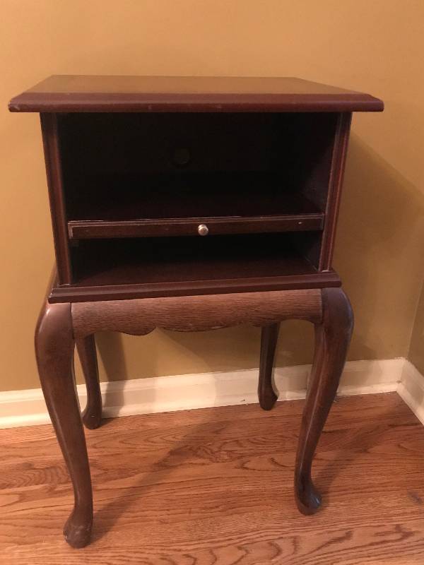 lot 3 image: Wood Sidetelephone table