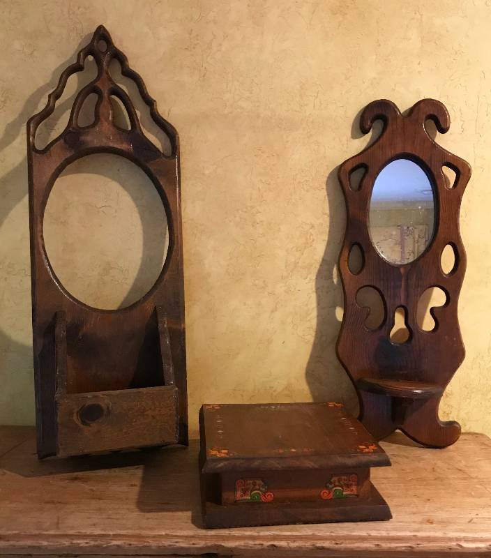 lot 8 image: Set of vintage wood pieces (wall dcor, mirror and wood box)�