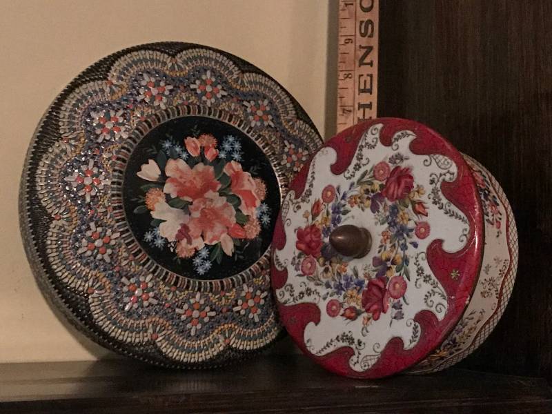 lot 172 image: Vintage Holland Tins