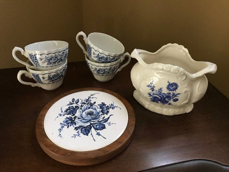 lot 180 image: Vintage Blue and White Rose patterned tea cups, bowl and trivet