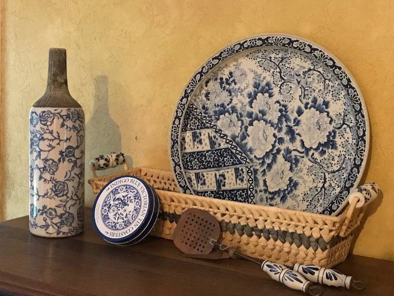lot 184 image: Vintage Chinoiseries Metal Serving Tray, backed and serving utensils with ceramic handles, decorative bottle, tin coasters