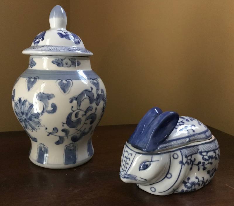 lot 185 image: Blue and White Porcelain vase with lid and rabbit dish