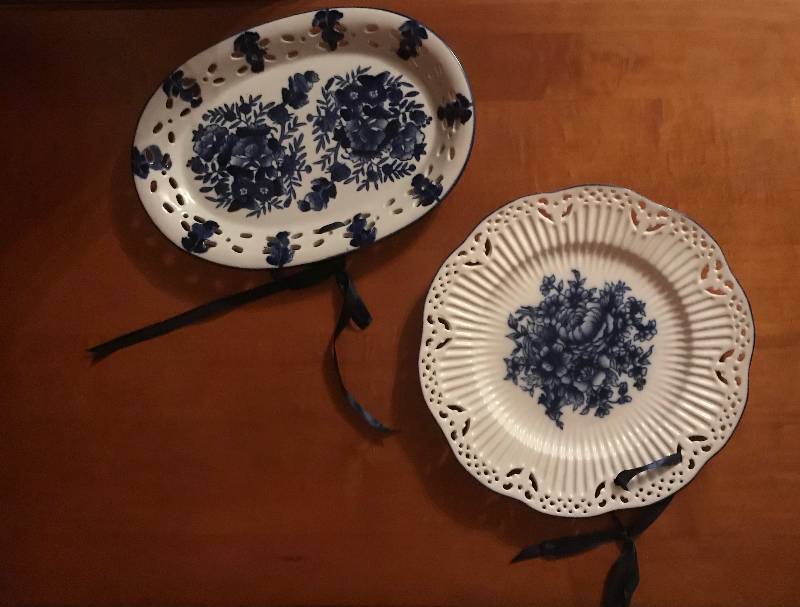 lot 187 image: Set of 2 Blue and White Floral decorative plates--can be displayed on wall